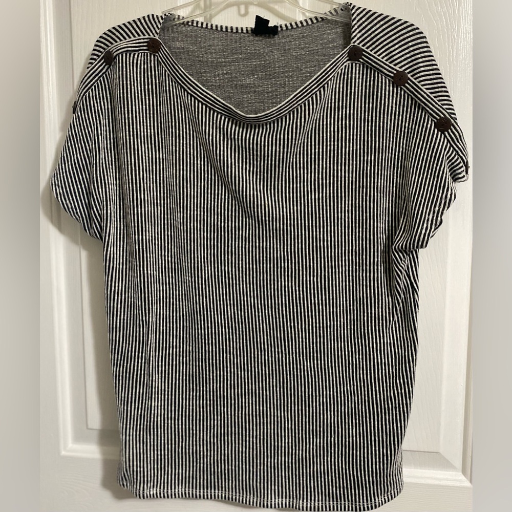 W5-WOMENS STRIPED BLACK AND WHITE TOP - Picture 8 of 13